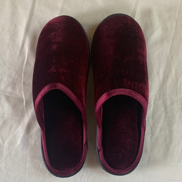 Isotoner Burgundy Red Secret Sole Slippers Size 7.5-8 - Cozy & Stylish! - Picture 1 of 7